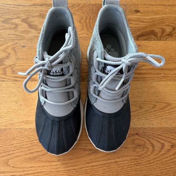 SOREL Out N About III Waterproof Duck Boot in DOVE/ JET (Size 6 **runs small) - Picture 3 of 9